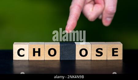 Ausgewählte Holzwürfel bilden das Wort „wählen“. Stockfoto