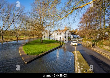 Der Fluss Darent und der ford am Eynesford River, Kent. An einem Wintermorgen Stockfoto