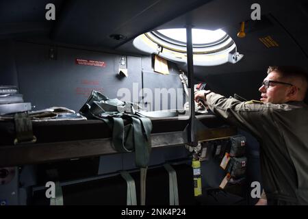 Tech. Sgt. Noah Polcar, ein Ausbilder der 154. Trainingsschwadron, inspiziert den Auffanggurt an einem C-130J Aug. 11, 2022, am Luftwaffenstützpunkt Little Rock, Ark. Polcar ist einer von drei Laderaumführern, die mit der Ausbildung auf dem J-Model-Flugzeug beginnen, um die schrittweise Umstellung des Flügels auf das C-130J-Flugzeug vorzubereiten. Stockfoto