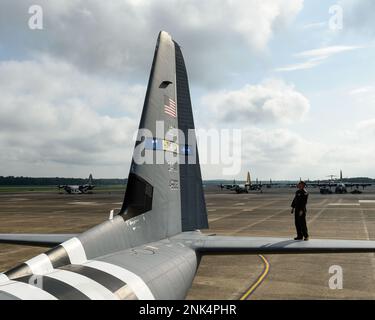 Tech. Sgt. Noah Polcar, ein 154.-Trainingsgeschwader formeller Ausbilder, inspiziert vor dem Flug am Little Rock Air Force Base, Arche, den Schwanz eines Flugzeugs. 11. August 2022. Der Übergang von einem Flugzeug des Modells C-130H zu einem Flugzeug des Modells C-130J hat dazu geführt, dass der 189. Airlift Wing in die aktive Dienstkomponente des 62. Airlift Squadron integriert wurde, wo mehrere Guardsmen Flugbesatzungen zur Vorbereitung auf den Wechsel geschult haben. Stockfoto