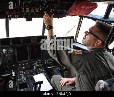 Tech. Sgt. Noah Polcar, ein 154. Training Squadron Ladermeister, führt Systemprüfungen vor dem Flug durch, am 11. August 2022, am Little Rock Air Force Base, Arche. Aufgrund des Fehlens eines Flugingenieurs auf der C-130J sind viele der Vorflugaufgaben nun den Lotsmastern obliegen, die Prozesse zu optimieren und bessere Kommunikationswege zwischen den Flugbesatzungen zu schaffen. Stockfoto