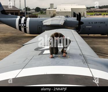 Tech. Sgt. Noah Polcar, ein 154. Training Squadron Loader, inspiziert die Trockenbucht eines C-130J im Rahmen einer Vorflugkontrolle, 11. August 2022, am Little Rock Air Force Base, Arche. Mit Beginn des 154 TRS-Übergangs zum C-130J-Modell wird das Geschwader weiterhin seine Besatzung vorbereiten, um die neue formelle Ausbildungsmission der Air National Guard zu unterstützen. Stockfoto