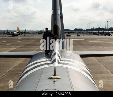 Tech. Sgt. Noah Polcar, ein 154.-Trainingsgeschwader formeller Ausbilder, inspiziert vor dem Flug am Little Rock Air Force Base, Arche, den Schwanz eines Flugzeugs. 11. August 2022. Der Übergang von einem Flugzeug des Modells C-130H zu einem Flugzeug des Modells C-130J hat dazu geführt, dass der 189. Airlift Wing in die aktive Dienstkomponente des 62. Airlift Squadron integriert wurde, wo mehrere Guardsmen Flugbesatzungen zur Vorbereitung auf den Wechsel geschult haben. Stockfoto