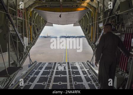 Tech. Sgt. Noah Polcar, ein 154. Training Squadron Ladermeister, inspiziert die Rampentür zu einer C-130J vor einem Flug, 11. August 2022, am Little Rock Air Force Base, Ark. Polcar und mehrere andere wurden ausgewählt, um in der 62. Luftaufzug-Staffel zu trainieren, um den Übergang des 189. Luftaufzug-Flügels zur C-130J formellen Trainingseinheit für die Air National Guard vorzubereiten. Stockfoto