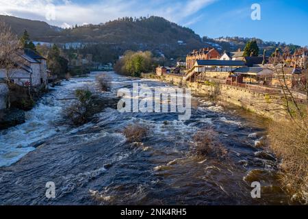 Der Fluss Dee in Llangollen Denbighshire Wales. An einem sonnigen Winternachmittag. Stockfoto