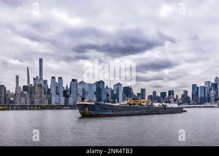 Malerischer Blick auf die Skyline von New York Manhattan vom anderen Ufer des Hudson River in Edgewater, New Jersey Stockfoto