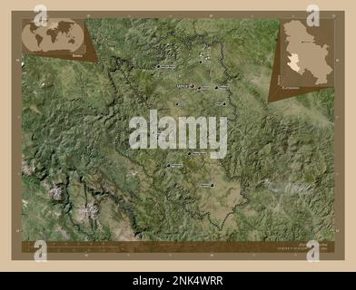 Zlatiborski, Bezirk Serbien. Satellitenkarte mit niedriger Auflösung. Standorte und Namen der wichtigsten Städte der Region. Eckkarten für zusätzliche Standorte Stockfoto