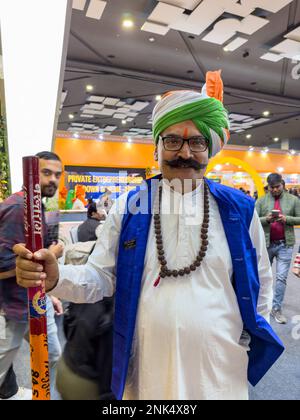 Porträt eines Mannes aus haryana in traditionellem weißem Kleid und farbenfrohem dreifarbigem Turban auf dem Kopf mit dem Stock. Stockfoto