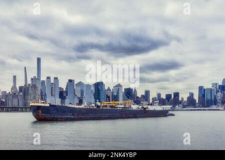 Malerischer Blick auf die Skyline von New York Manhattan vom anderen Ufer des Hudson River in Edgewater, New Jersey Stockfoto