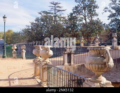 PASEO EN LOS JARDINES DE PALACIO. LAGE: PALACIO REAL-JARDIN DEL PARTERRE. ARANJUEZ. MADRID. SPANIEN. Stockfoto