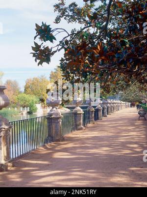 PASEO EN LOS JARDINES DE PALACIO. LAGE: PALACIO REAL-JARDIN DEL PARTERRE. ARANJUEZ. MADRID. SPANIEN. Stockfoto