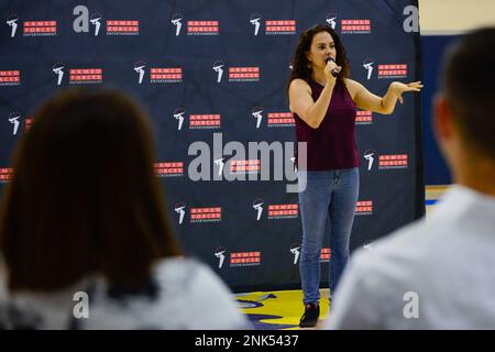 Kyle Ocasio, Komiker, erzählt Witze während einer Comedy-Show auf dem Luftwaffenstützpunkt Aviano, Italien, 11. August 2022. Ocasio hat seinen Sitz in New York und ist mit Armed Forces Entertainment durch ganz Europa gereist, was die Moral der Mitglieder des Dienstes erhöht hat. AFE ist die ausländische Unterhaltungsagentur des US-Verteidigungsministeriums für Mitglieder des Dienstes. Stockfoto