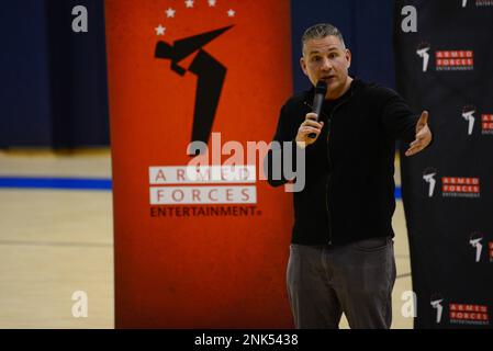 Mike Vechione, Komiker, erzählt Witze während einer Comedy-Show auf dem Luftwaffenstützpunkt Aviano, Italien, 11. August 2022. Vechione hat seinen Sitz in New York und kam nach Aviano, um die Moral der Mitglieder zu steigern. Stockfoto