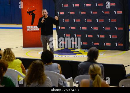 Mike Vechione, Komiker, erzählt Witze während einer Comedy-Show auf dem Luftwaffenstützpunkt Aviano, Italien, 11. August 2022. Vechione ist mit Armed Forces Entertainment durch ganz Europa gereist, was die Moral der Mitglieder des Dienstes erhöht hat. AFE ist die ausländische Unterhaltungsagentur des US-Verteidigungsministeriums für Mitglieder des Dienstes. Stockfoto