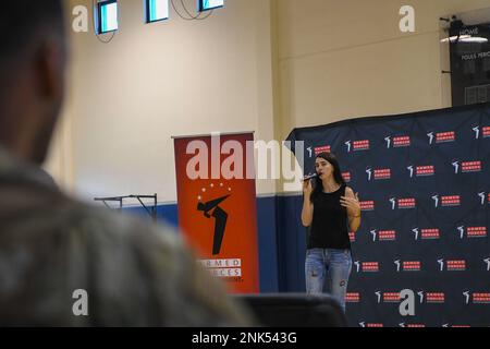 Carmen Lynch, Comedian, erzählt Witze während einer Comedy-Show auf dem Luftwaffenstützpunkt Aviano, Italien, 11. August 2022. Lynch trat für Mitglieder der Streitkräfte an verschiedenen Standorten weltweit auf, einschließlich der Türkei auf ihrem vorherigen Halt. Stockfoto
