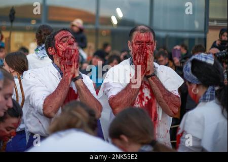 Alsasua, Spanien. 21. Februar 2023. (ANMERKUNG DER REDAKTION : Bild enthält grafischen Inhalt) zwei Momotxorros, typische Karnevalsfiguren, schmieren ihre Gesichter mit Rammbock-Blut, um böse Geister abzuwehren, während des Karnevals von Alsasua. Der Karneval umfasst den Momotxorro, einen Charakter unbekannter Herkunft, halb Mensch und halb Stier, der Angst macht und jeden angreift, der ihm im Weg steht. Kredit: SOPA Images Limited/Alamy Live News Stockfoto
