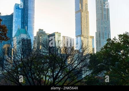 Der Wolkenkratzer von Midtown Manhattan steht hinter dem Central Park. Stockfoto
