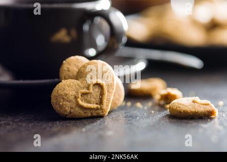 Süße Lebkuchenherzen und die Kaffeetasse. Stockfoto