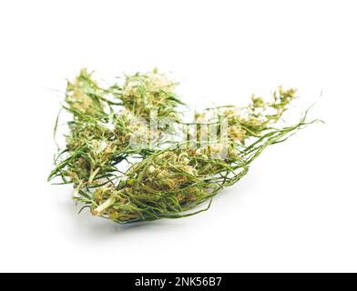 Getrocknete Cannabisknospen. Getrocknetes Marihuana, isoliert auf weißem Hintergrund. Stockfoto