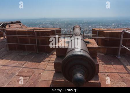 Berühmte Kilkila-Kanonen auf dem Gipfel der Festung Mehrangarh. Mit Blick auf die Stadt Jodhpur zur Proktektion seit der Antike. Ein riesiges, langes Fass, Rajasthan. Stockfoto