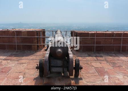 Berühmte Kilkila-Kanonen auf dem Gipfel der Festung Mehrangarh. Mit Blick auf die Stadt Jodhpur zur Proktektion seit der Antike. Ein riesiges, langes Fass, Rajasthan. Stockfoto