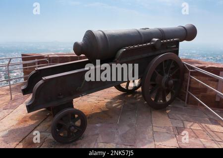 Berühmte Kilkila-Kanonen auf dem Gipfel der Festung Mehrangarh. Mit Blick auf die Stadt Jodhpur zur Proktektion seit der Antike. Ein riesiges, langes Fass, Rajasthan. Stockfoto