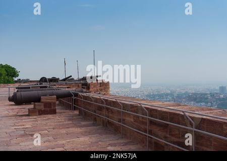 Berühmte Kilkila-Kanonen auf dem Gipfel der Festung Mehrangarh. Mit Blick auf die Stadt Jodhpur zur Proktektion seit der Antike. Ein riesiges, langes Fass, Rajasthan. Stockfoto