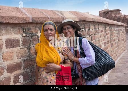 Jodhpur, Rajasthan, Indien - 17. Oktober 2019 : Happy Indian Modern female solo traveller posieren mit traditionell gekleideter alter Rajasthani-Frau. Stockfoto