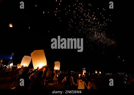 Chiang Mai, Thailand - 23. November 2018: Menschen lassen schwimmende Laternen beim Loi Krathong Festival frei. Stockfoto