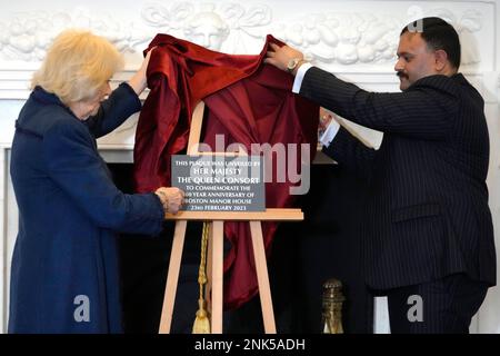 Die Queen Consort enthüllt eine Gedenktafel mit Stadtrat Shantanu Rajawat, dem Leiter des Hounslow Council, bei einem Besuch, um das neu renovierte Boston Manor in Brentford, West London, offiziell wieder zu eröffnen, während es sein 400.-jähriges Jubiläum feiert. Das Jakobinehaus wird bald für die Öffentlichkeit geöffnet sein und bietet ein Lernzentrum für Kinder mit mehr als 150 Freiwilligen, das sicherstellt, dass das Haus sechs Tage die Woche geöffnet bleiben kann. Foto: Donnerstag, 23. Februar 2023. Stockfoto