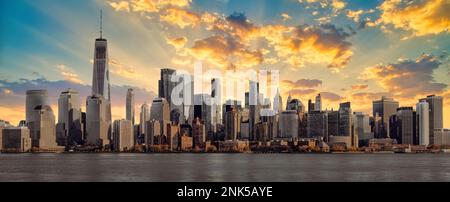 Fantastischer Panoramablick auf die Skyline von New York City und den Wolkenkratzer bei Sonnenuntergang. Wunderschöne Aussicht auf Downtown Manhattan. Stockfoto