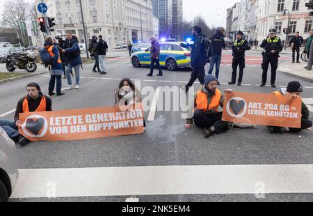 Hamburg, Deutschland. 23. Februar 2023. Die Aktivisten der Umweltgruppe "Last Generation" haben sich an der Gorch-Fock-Wall am Stephansplatz festgeklemmt und möchten auf die Einhaltung der Klimaziele aufmerksam machen. Kredit: Bodo Marks/Bodo Marks/dpa/Alamy Live News Stockfoto