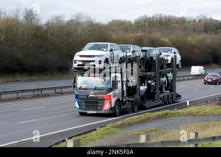 BCA Automotive Transporter LKW mit neuen Land Rover Fahrzeugen, Autobahn M40, Warwickshire, Großbritannien Stockfoto