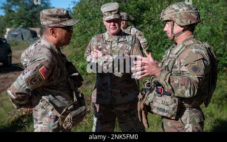 Oberstleutnant Michael Flaherty, 37. Befehlshaber des Kampfteams der Infanteriebrigade (rechts), informiert Generalleutnant Antonio A. Aguto Jr., 1. Armeekommandant (links) und Brigadegeneral. Gen Thomas E. Moore II., Ohio Stellvertretender General der Armee, über die Fortbildungsübungen während der Operation Northern Strike in Camp Grayling, Michigan, 11. August 2022. Northern Strike wurde entwickelt, um das Schulungspublikum mit verschiedenen Konvergenzformen herauszufordern, die die Interoperabilität zwischen mehreren Komponenten, multinationalen und behördenübergreifenden Partnern fördern. Stockfoto