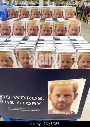 Sammlung von Prinz Harrys Memoiren „Spare“ in Costco Wholesale Store, Hanworth Road, Sunbury-on-Thames, Surrey, England, Vereinigtes Königreich Stockfoto