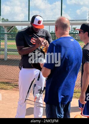 Sarasota, Florida, USA. 23. Februar 2023. Felix Bautista hält am 23. Februar 2023 beim Baltimore Orioles Spring Training im Ed Smith Stadium in Sarasota, Florida, an, um Autogramme für Fans zu signieren. Kredit: Mp99/Media Punch/Alamy Live News Stockfoto