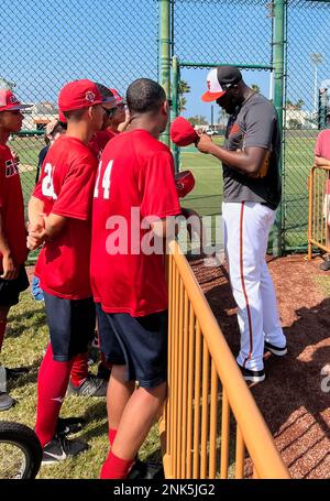 Sarasota, Florida, USA. 23. Februar 2023. Felix Bautista hält am 23. Februar 2023 beim Baltimore Orioles Spring Training im Ed Smith Stadium in Sarasota, Florida, an, um Autogramme für Fans zu signieren. Kredit: Mp99/Media Punch/Alamy Live News Stockfoto