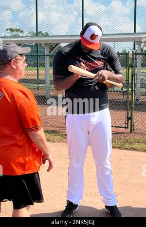 Sarasota, Florida, USA. 23. Februar 2023. Felix Bautista hält am 23. Februar 2023 beim Baltimore Orioles Spring Training im Ed Smith Stadium in Sarasota, Florida, an, um Autogramme für Fans zu signieren. Kredit: Mp99/Media Punch/Alamy Live News Stockfoto