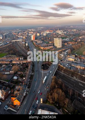 DONCASTER, GROSSBRITANNIEN - 14. FEBRUAR 2023. Panoramablick auf die Skyline von Doncaster bei Sonnenuntergang mit Zugang zur Straße und Bahn Stockfoto