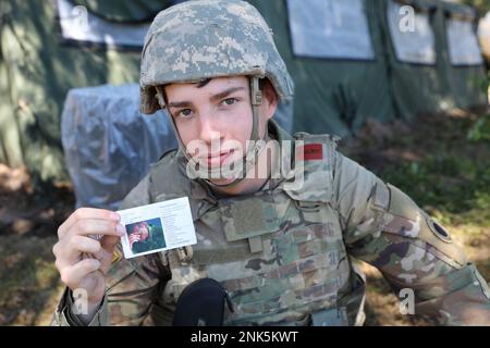 USA Bobby Carbenia, ein Geheimdienstanalyst der Charlie Company, 237. Stützbataillon, hält seine Verletzungskarte während einer Feldübung in Camp Grayling, Michigan, 11. August 2022. Die Übung wurde im Rahmen der jährlichen Schulungsveranstaltung Northern Strike durchgeführt und diente dazu, Soldaten auf mögliche reale Szenarien vorzubereiten, wobei die Notwendigkeit simuliert wurde, Patienten nach Priorität der Versorgung anzusprechen. Stockfoto