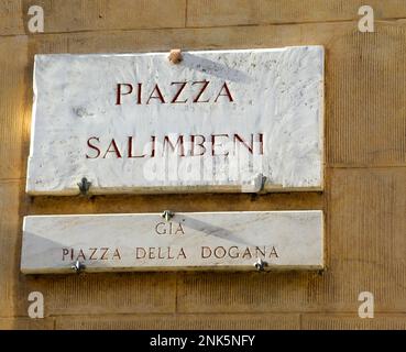 Der italienische Name des Platzes heißt PIAZZA SALIMBENI in der Toskana Stockfoto