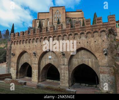 Berühmter Brunnen mit Quellwasser namens FONTEBRANDA in Siena in Mittelitalien Stockfoto