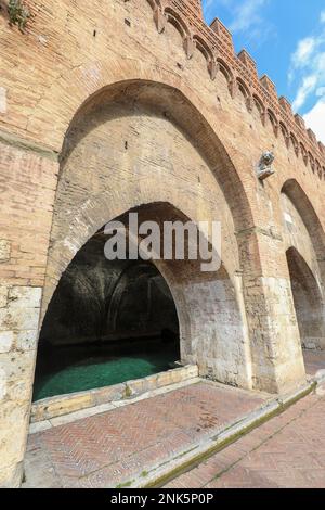 Berühmter Brunnen mit Quellwasser namens FONTEBRANDA in Siena in Mittelitalien Stockfoto