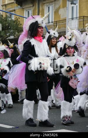 Rijeka, Kroatien, 19. Februar 2023. Einhorn-kostümierte, fröhliche Frau und Mädchen bei der Karnevalsparade Stockfoto