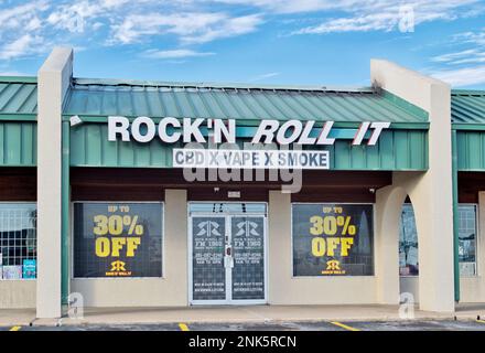 Houston, Texas, USA 02-10-2023: Außenfassade des Rock'n Roll IT-Geschäfts in Houston, TX. Cannabis, Nikotin und Vapperladen. Stockfoto