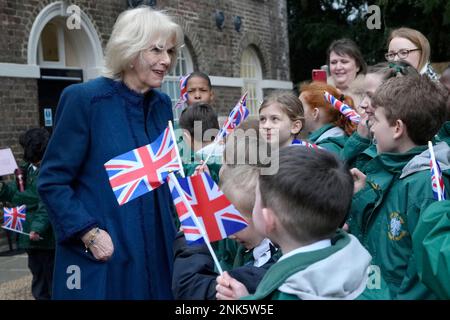 Die Queen Consort trifft bei einem Besuch der JCA London Fashion Academy in Brentford, West London, Kinder der Grundschule Unsere Lady und St. John's, um die Mitbegründer Jimmy Choo und Stephen Smith zu treffen. Die Akademie ist eine der neuesten aufstrebenden Universitäten des Landes, die sich der Mode widmen. Foto: Donnerstag, 23. Februar 2023. Stockfoto