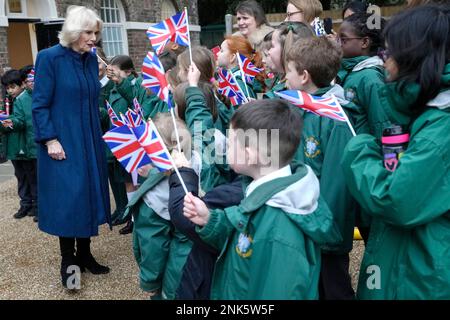 Die Queen Consort trifft bei einem Besuch der JCA London Fashion Academy in Brentford, West London, Kinder der Grundschule Unsere Lady und St. John's, um die Mitbegründer Jimmy Choo und Stephen Smith zu treffen. Die Akademie ist eine der neuesten aufstrebenden Universitäten des Landes, die sich der Mode widmen. Foto: Donnerstag, 23. Februar 2023. Stockfoto