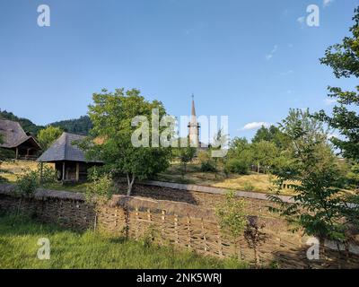 Die hölzerne orthodoxe Kirche und andere hölzerne Häuser im Dorfmuseum in Baia Mare, Maramures, Rumänien Stockfoto