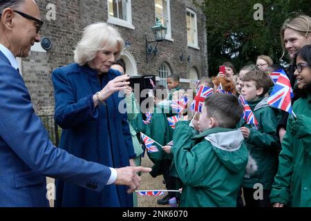 Die Queen Consort trifft bei einem Besuch der JCA London Fashion Academy in Brentford, West London, Kinder der Grundschule Unsere Lady und St. John's, um die Mitbegründer Jimmy Choo und Stephen Smith zu treffen. Die Akademie ist eine der neuesten aufstrebenden Universitäten des Landes, die sich der Mode widmen. Foto: Donnerstag, 23. Februar 2023. Stockfoto