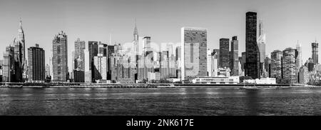 New York, USA - 23. August 2015: Skyline von New York vom East River aus gesehen. Der East River ist eine Gezeitenstraße mit Salzwasser in New York City. Die Wasserstraße Stockfoto